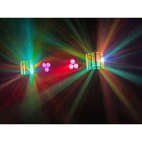 Eurolite LED KLS-120 FX ljusset som projicerar färgade ljusstrålar i grönt, rött, gult och blått i mörk miljö.