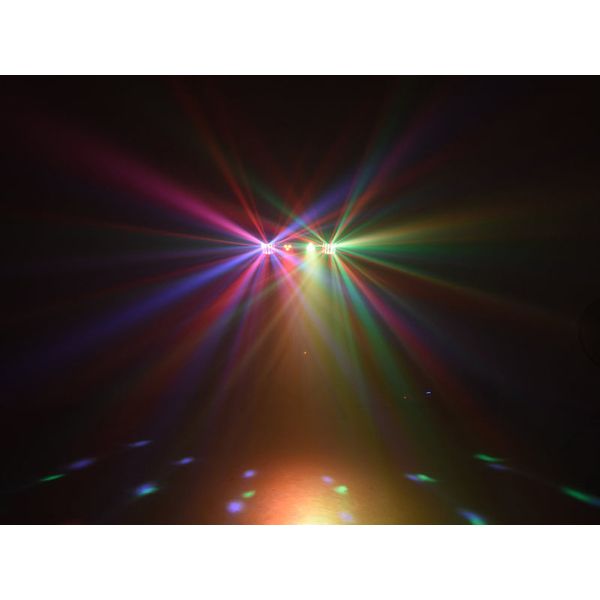 Eurolite LED KLS-120 FX ljusset som projicerar flerfärgade ljusstrålar i rött, grönt, gult och blått mot ett dansgolv i mörk miljö.