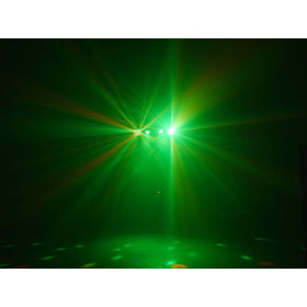 Eurolite LED KLS-120 FX ljusset som lyser upp ett rum med starka gröna ljusstrålar och färgade ljuspunkter på golvet.