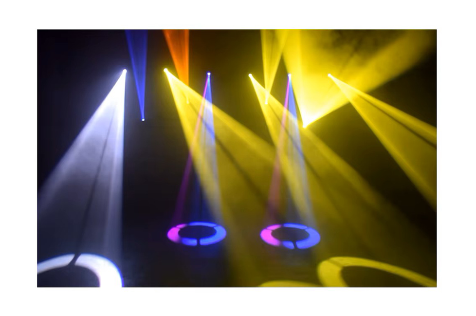 60W moving heads som projicerar starka gula, lila och vita ljusstrålar med ringformade mönster på golvet i en mörk miljö fylld av dimma.