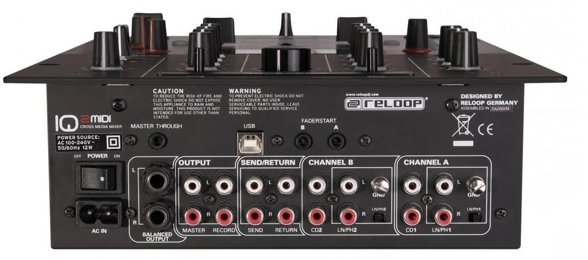 Baksidan av Reloop IQ2+ MIDI DJ-mixer med alla anslutningar, inklusive balanserade outputs, send/return, phono/line-ingångar och USB-port.