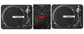 Vinylpaket med två Reloop-skivspelare och en mixer i mitten, uppställt för DJ-användning.