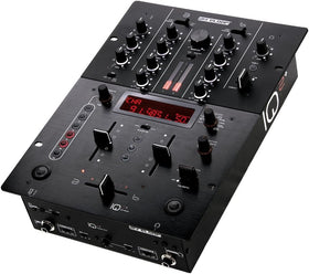 “Reloop IQ2+ DJ-mixer i svart med flera reglage, rattar, faders och digital display, visad i vinkel mot vit bakgrund.