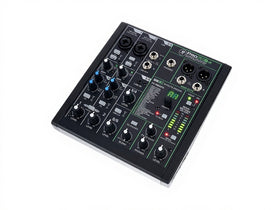 Mackie ProFX6v3 – kompakt 6-kanals mixer med Onyx-mikförstärkare, USB-ljudkort och inbyggda GigFX-effekter, fotograferad snett uppifrån.