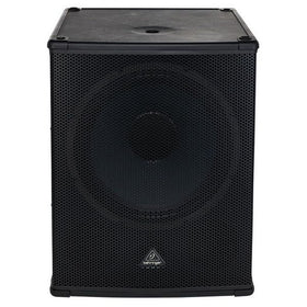 Behringer B1800XP aktiv 18-tums subwoofer sedd framifrån med skyddsgaller och kraftfull basport.
