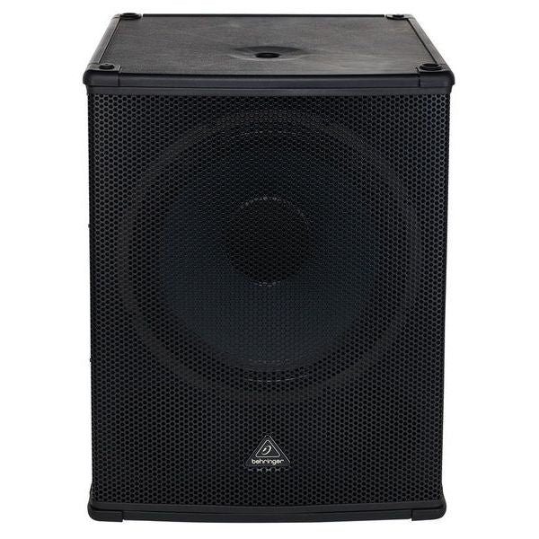 Behringer B1800XP aktiv 18-tums subwoofer sedd framifrån med skyddsgaller och kraftfull basport.